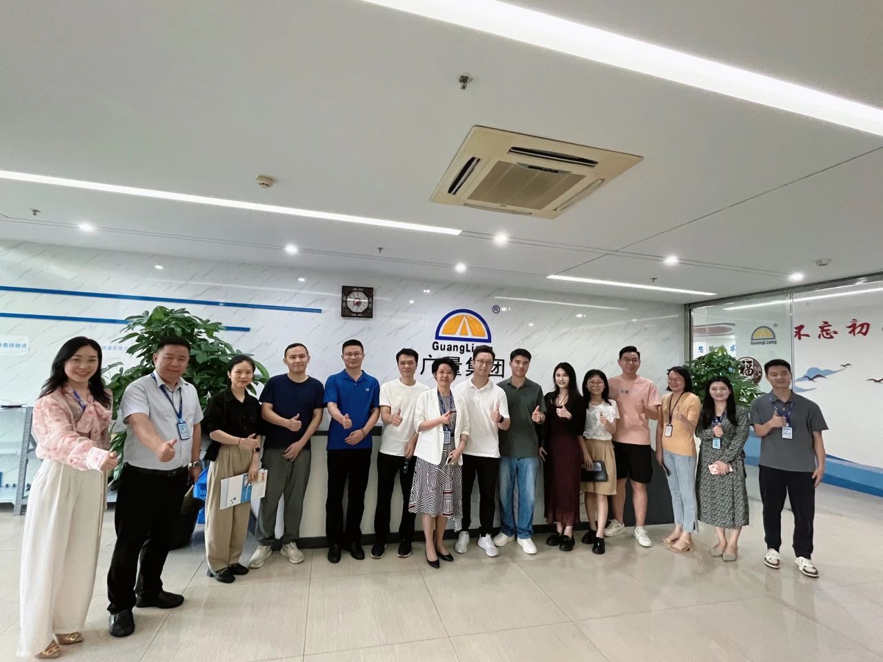 东莞南城城市更新中心携企业调查团光临J9集团集团参观互换