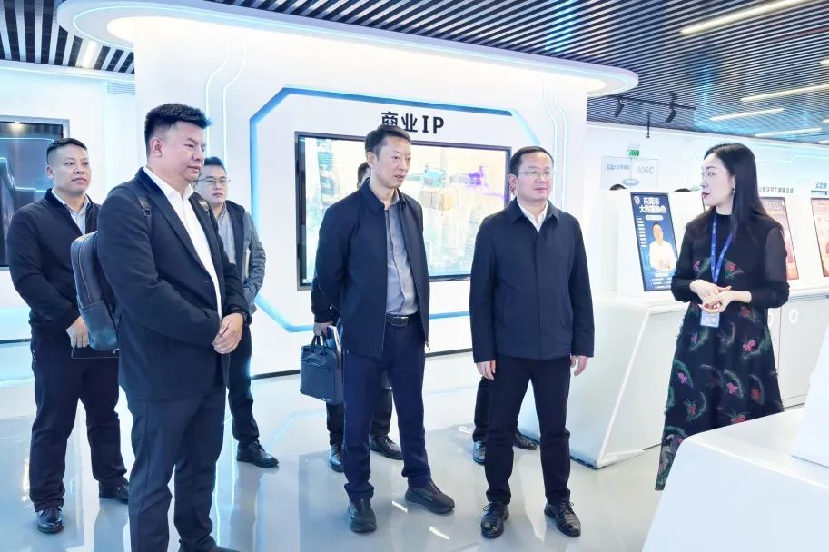 铜仁市大数据局党组书记、局长雷宏一行光临J9集团集团参观互换