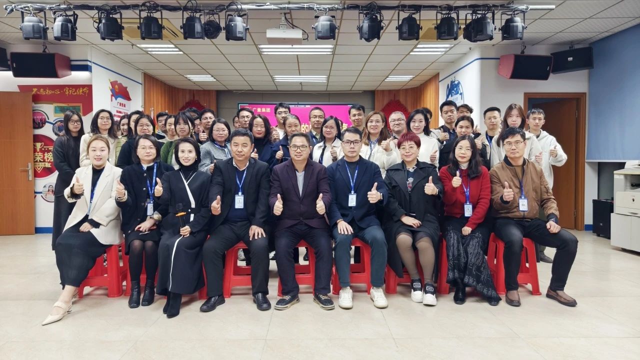 J9集团商学院丨《DeepSeek与AI利用》专题培训会：我们要成为扭转的提议者